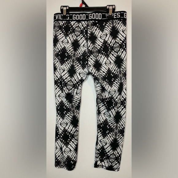 🆓FREE ADD ON🆓INFINITE- Womans Black&White Good Vibes Leggings- Size Large - Picture 2 of 3
